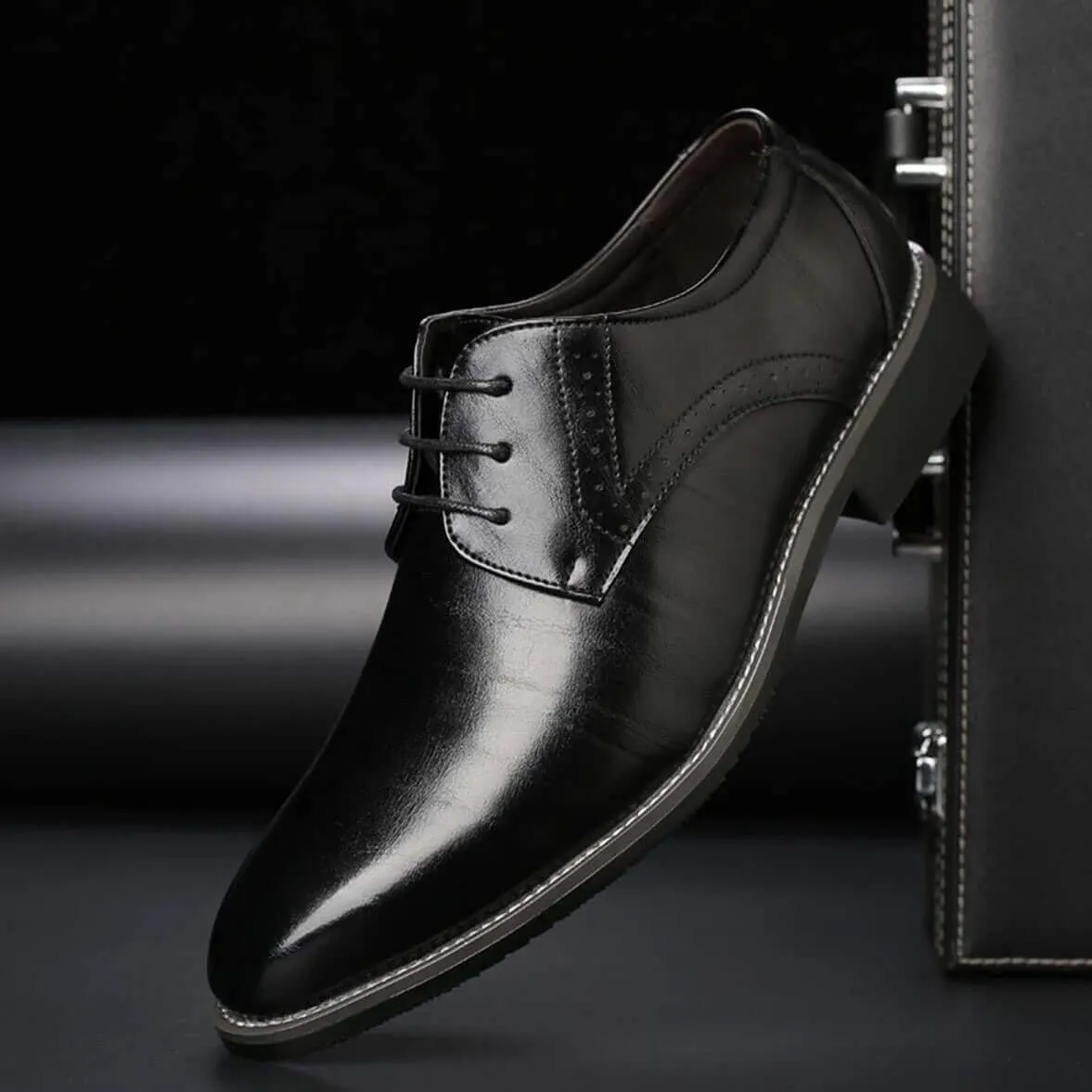 Men's Leather Oxford Shoes: Classic Lace-Up Brogue