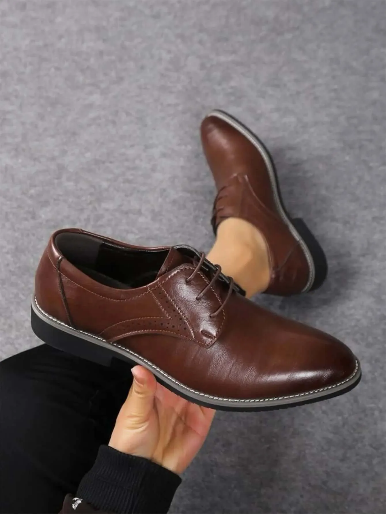 Men's Leather Oxford Shoes: Classic Lace-Up Brogue